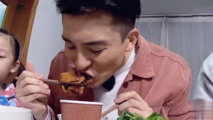 节目组|孙艺洲到素人家里吃饭 三块大排吃了俩 女主人实在没忍住制止他了