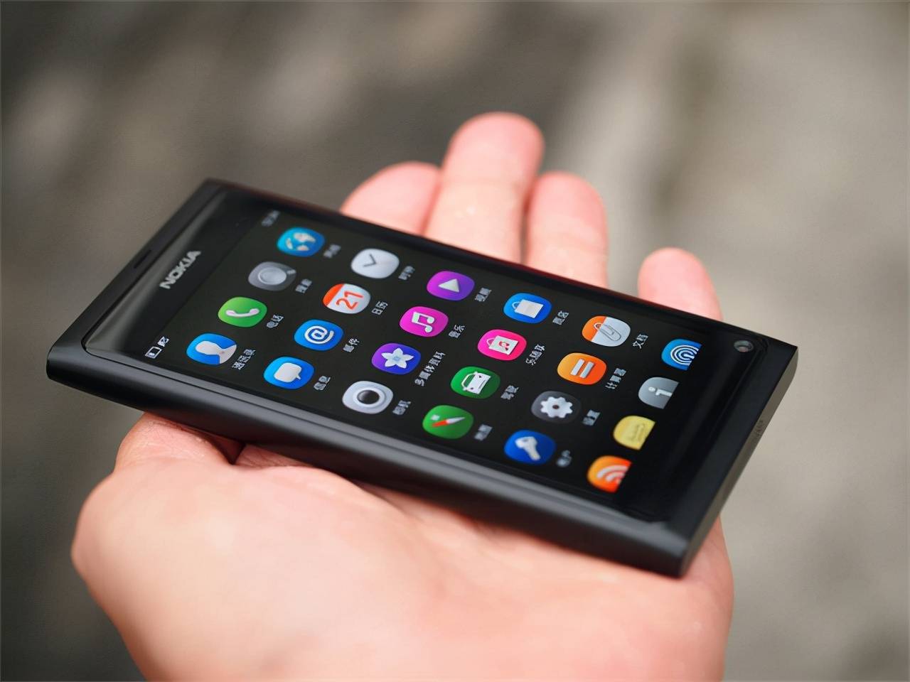 第一款搭载meego系统的是手机是诺基亚n9,说起诺基亚n9,这是一部令人