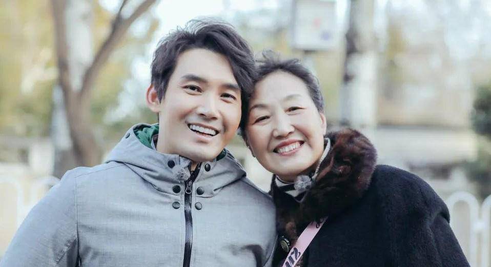 什么|明星捞金太容易了!带娃上完节目带妈上,老妈不愿露脸“借”妈上