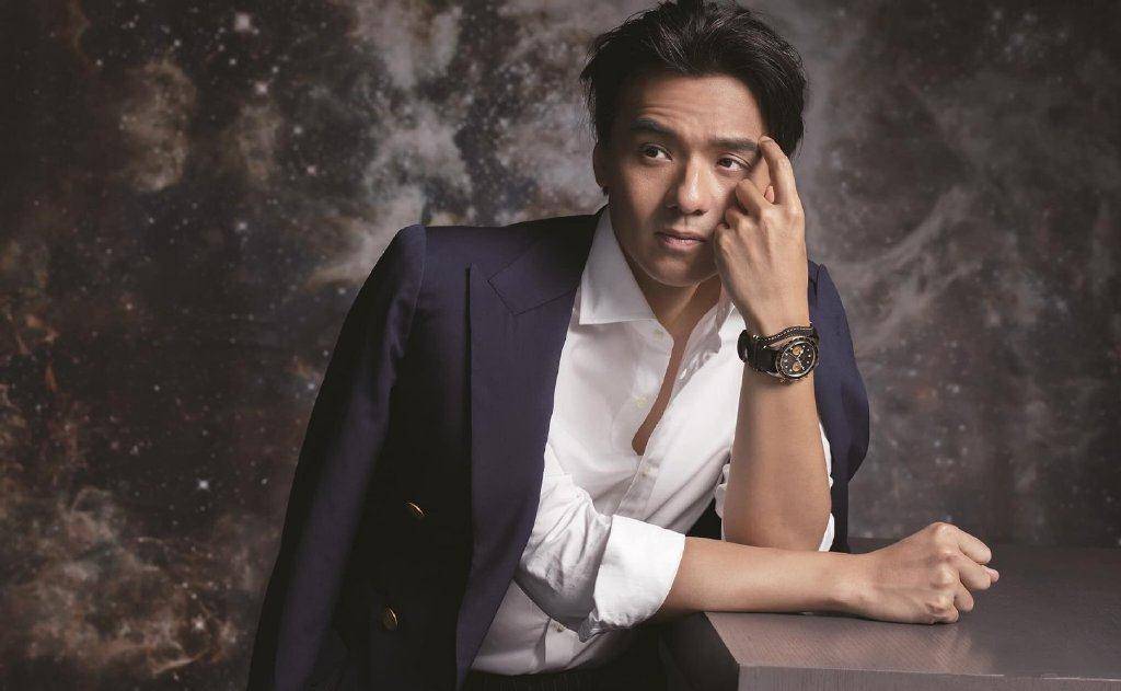 老公 舒淇老公冯德伦登封面，西装配条纹衫帅气有型，45岁彰显熟男气质