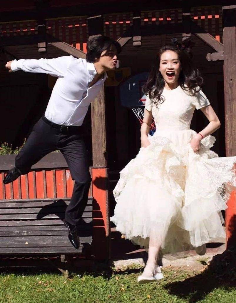 老公 舒淇老公冯德伦登封面，西装配条纹衫帅气有型，45岁彰显熟男气质