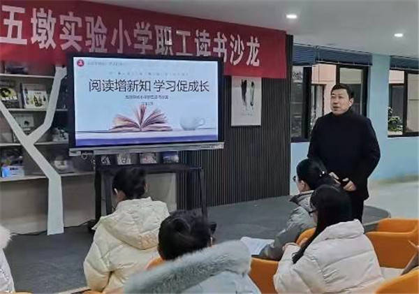 王国兵校长对本次读书沙龙活动给予了充分的肯定,他倡导教师要好读书