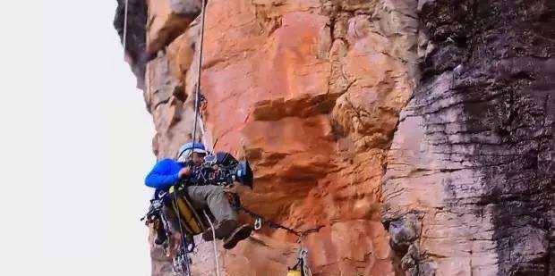 因为|深入鲨鱼区、遇到雪崩，3个替身意外去世，这部电影拍得太惊险