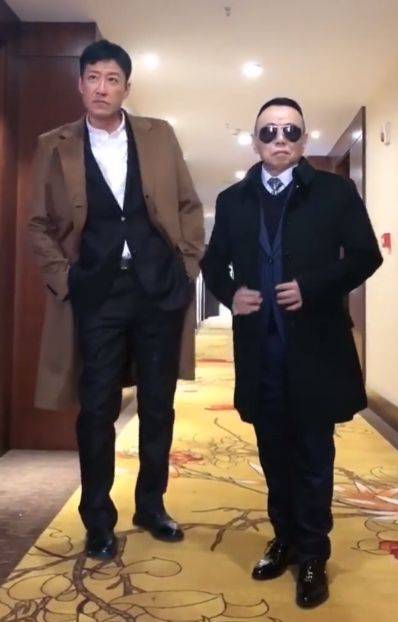 于震在直播间卖二锅头,被粉丝要求现场喝,喝后表情痛苦!