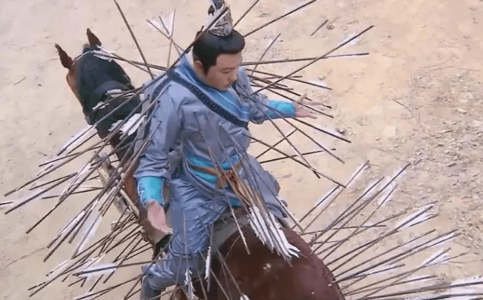 就连马的身上也是密密麻麻的箭,而且演员脸上也是一副惊恐的表情