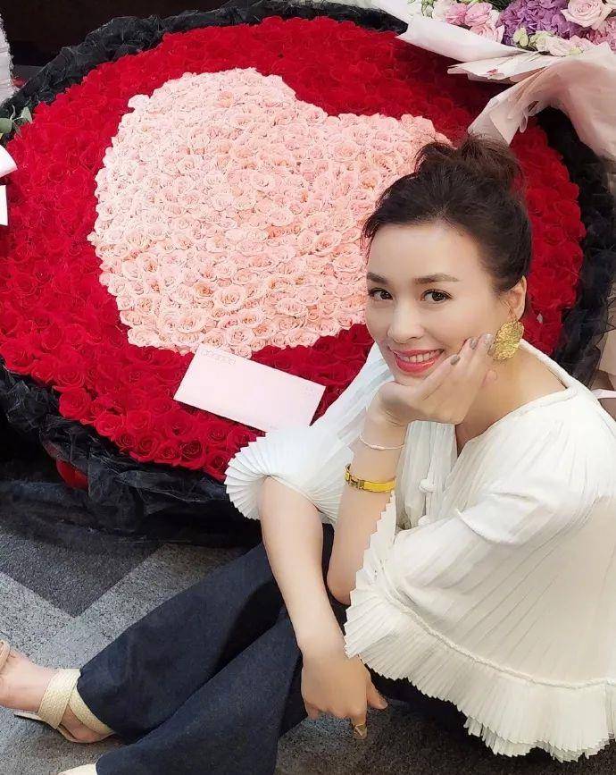 广告张庭微商广告打到巴黎地铁站，真要变成正规护肤品牌子了？