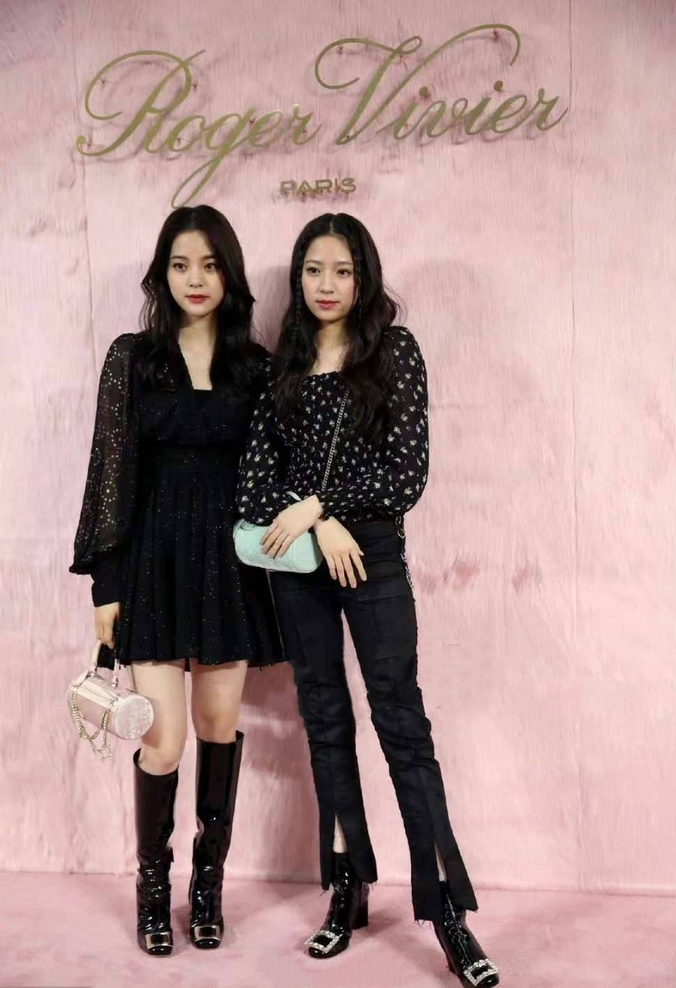 黑色 欧阳娜娜与妹妹出席活动，姐妹俩同穿黑色服装，感觉娜娜气质更好