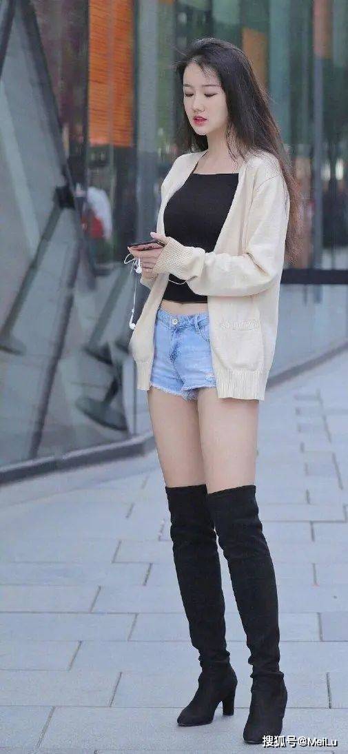 黑色 美女黑色露腰T恤搭牛仔短裤,将腰身呈现了出来,完美身材很吸睛
