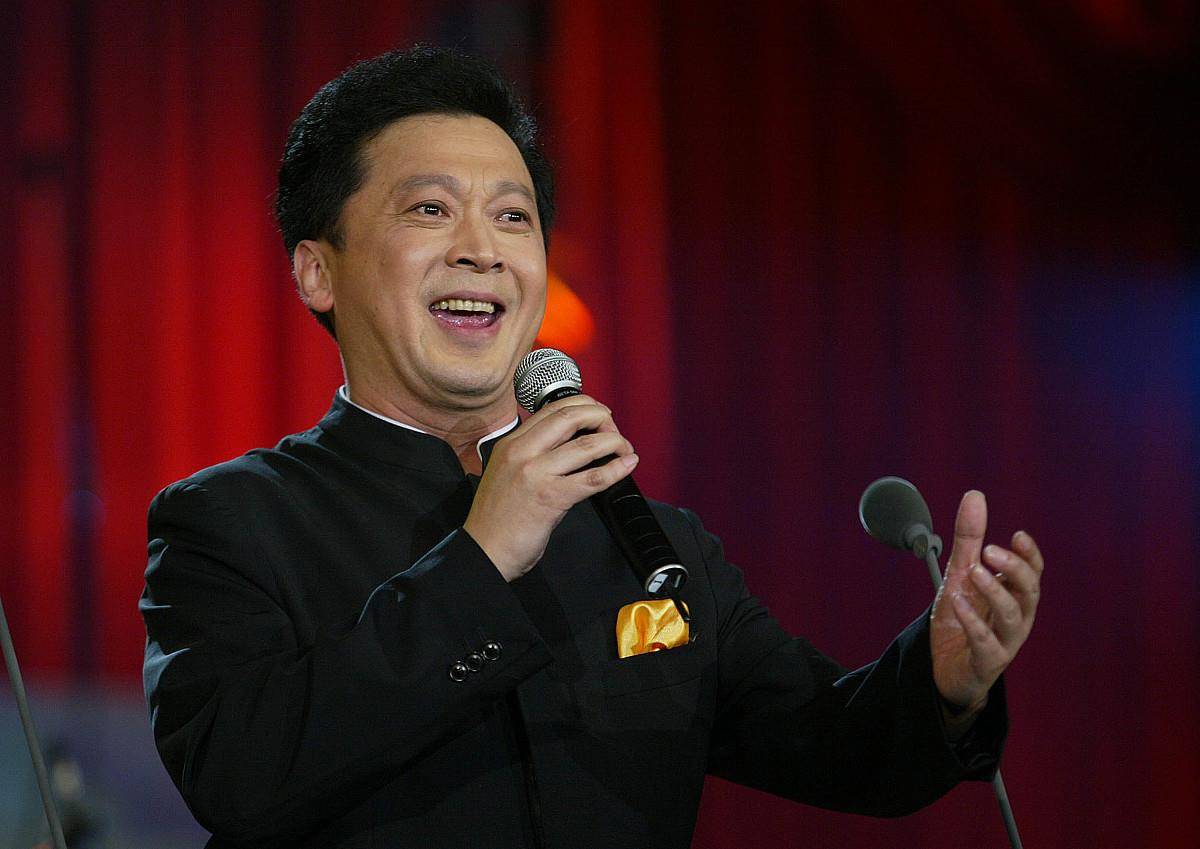 郁钧剑是家喻户晓的歌唱家,他演唱的歌曲曾在一代人中流传甚广.