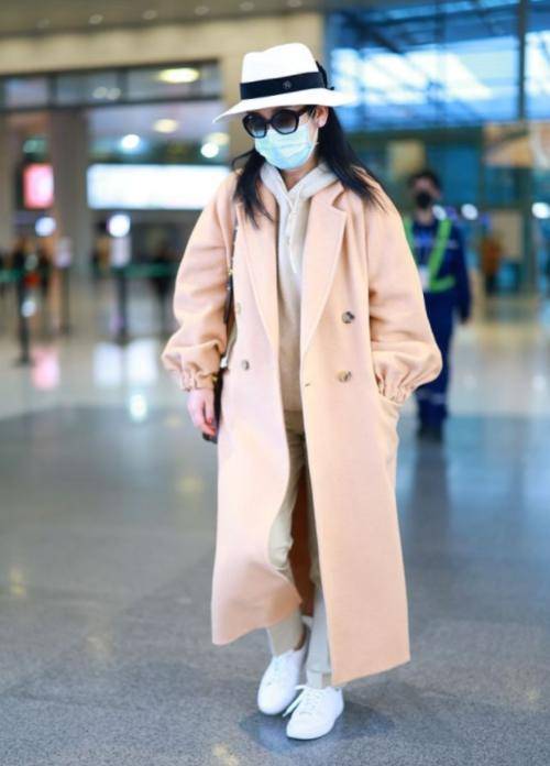 套装 秦海璐打扮真高级，大衣配家居服温暖舒适，气场强大不容忽视