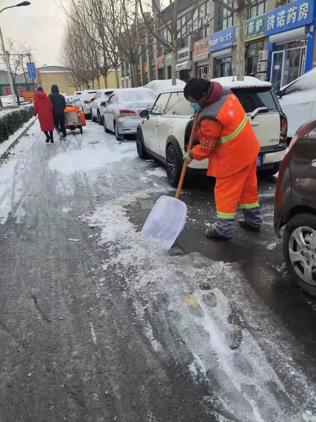 石家庄裕华区环卫大队闻雪而动开展融清雪保障工作 喷洒融雪液550余吨 道路 进行 主次