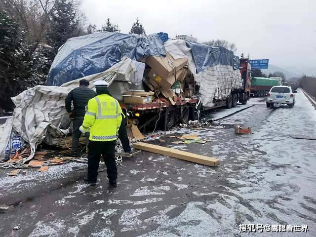 甘肃平凉三辆半挂车发生刮擦货物洒落交警雪天紧急消除隐患