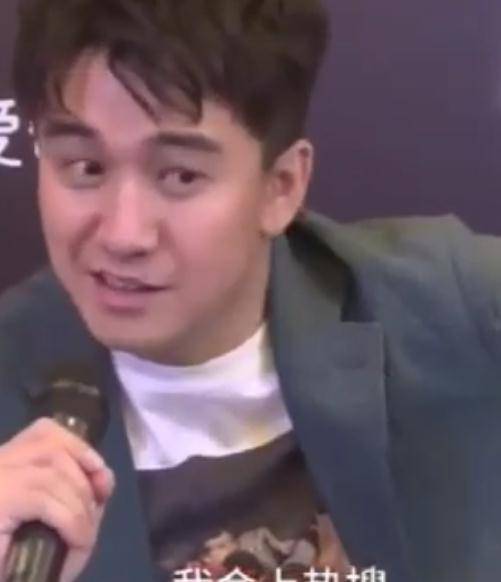 小动作|翟天临曾被记者问论文进展，紧张的抿舌头、摸鼻子，说话都变结巴