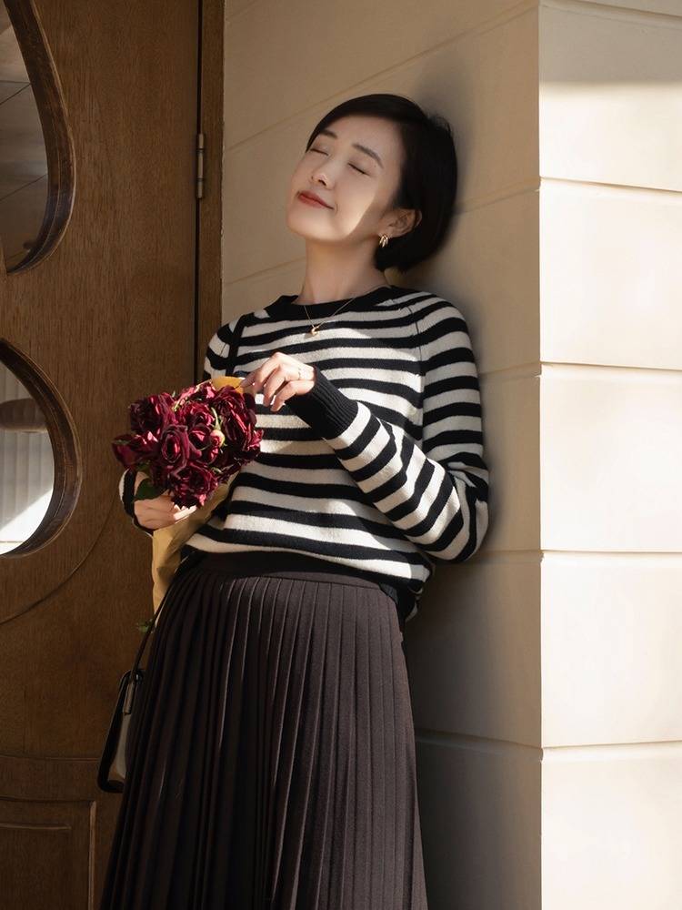 下半身 “毛衣”这样穿才叫高级时髦,简约利落又有气质,普通人也能驾驭