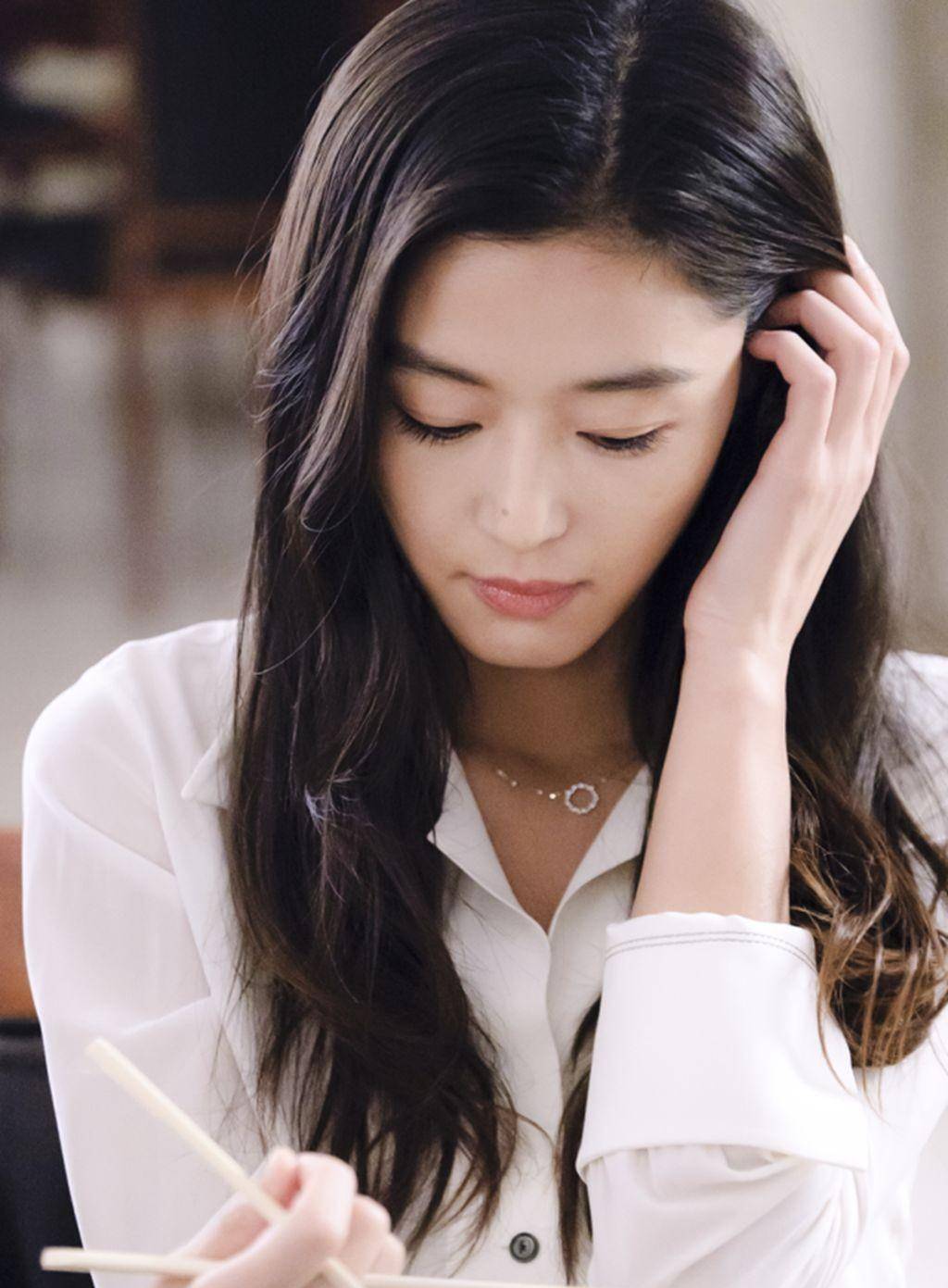女明星37岁的全智贤美得过于高调？无滤镜的素颜肌也太能打了吧！