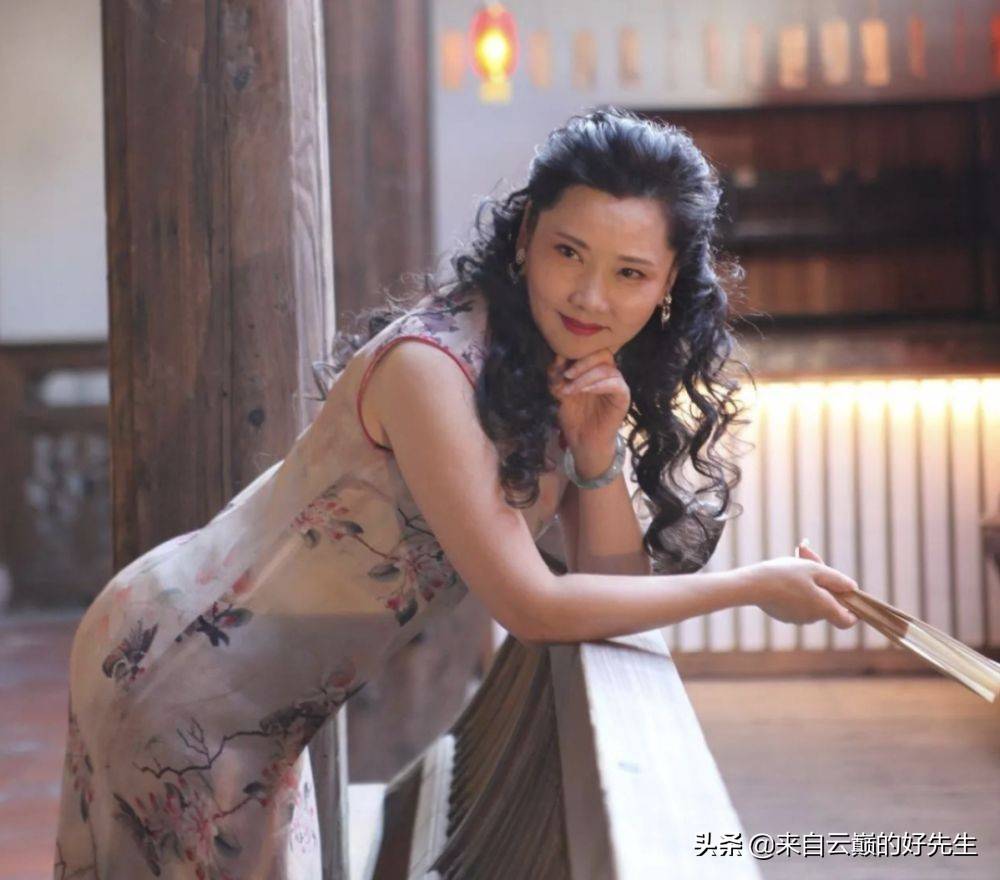 自然少不了旗袍的造型,但她的发型设计,多为"渣女"的大波浪卷,更加