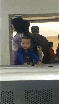 自拍爆笑gif图：媳妇自拍能优雅的吗，这姿势很不淑女