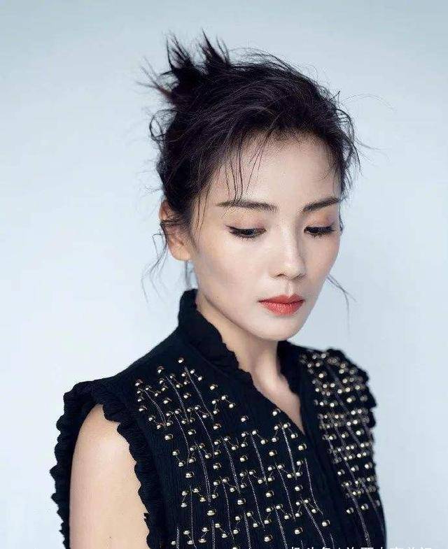 黑色当41岁刘涛同框40岁姚晨，终于明白女人气质比长相重要太多了