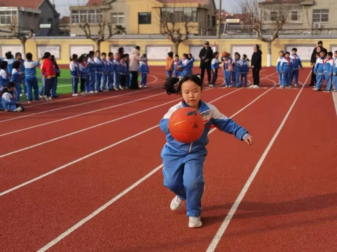 莱西市月湖小学趣味运动会为创城融入快乐元素