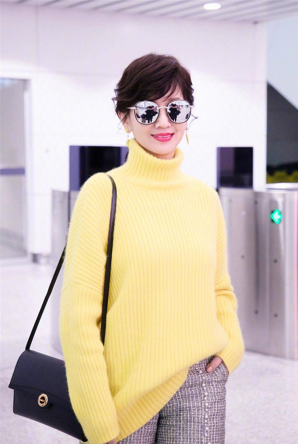 毛衣 赵雅芝春装造型又换新套路！黄毛衣配白长靴，这个65岁奶奶太会穿