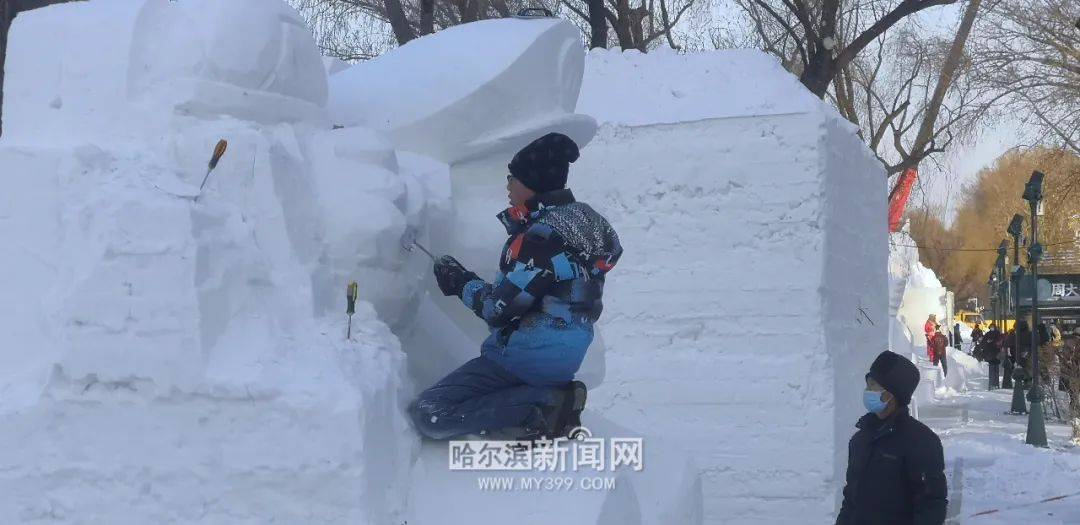 江畔|超宽大滑梯搭建中，雪房子有门窗了……沿江冰雪景观上新，超期待！