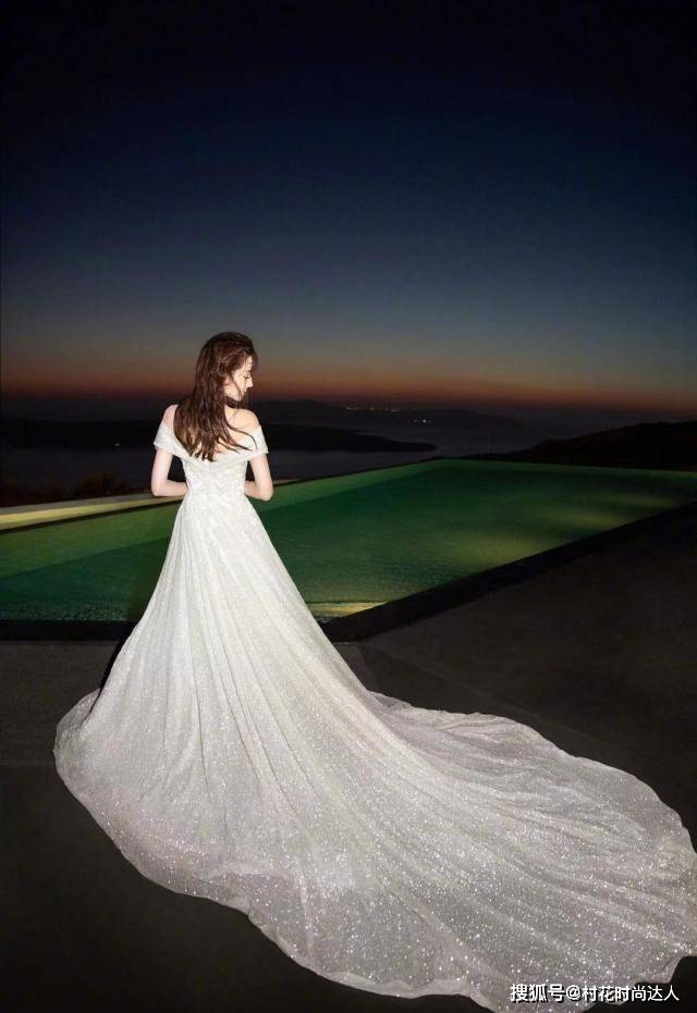 唯美 迪丽热巴穿婚纱拍大片，一袭白纱拖地美的惊艳，搭配板鞋尽显个性