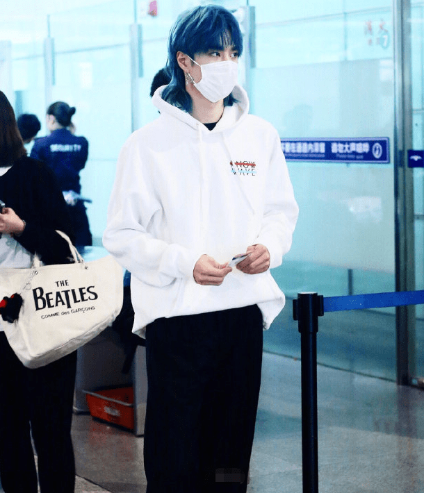 原创王一博的机场造型每一个都像是在走秀粉丝这也太好看了吧