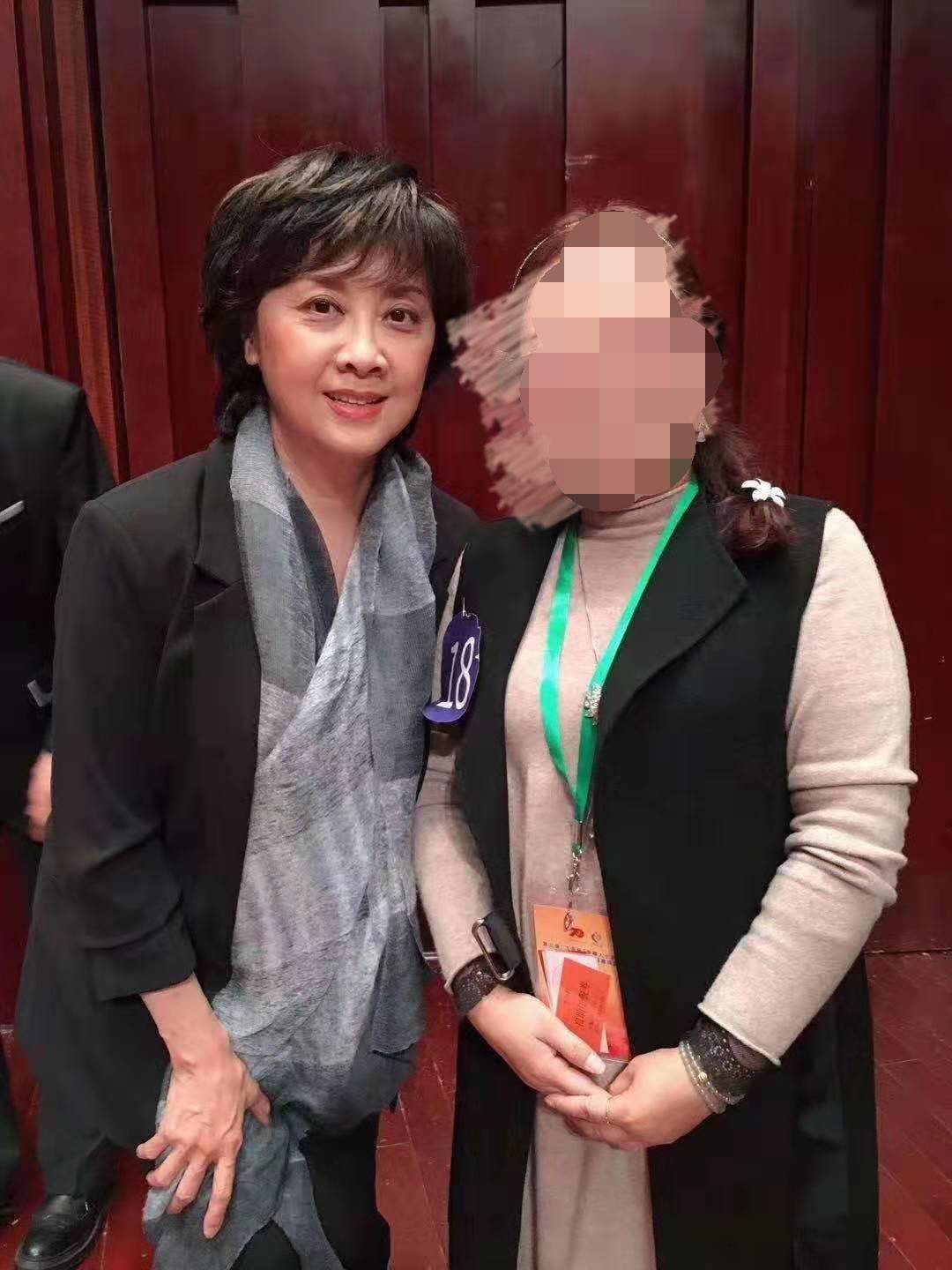 摄影|女儿国国王朱琳近照曝光,戏外爱摄影,67岁依旧美成焦点
