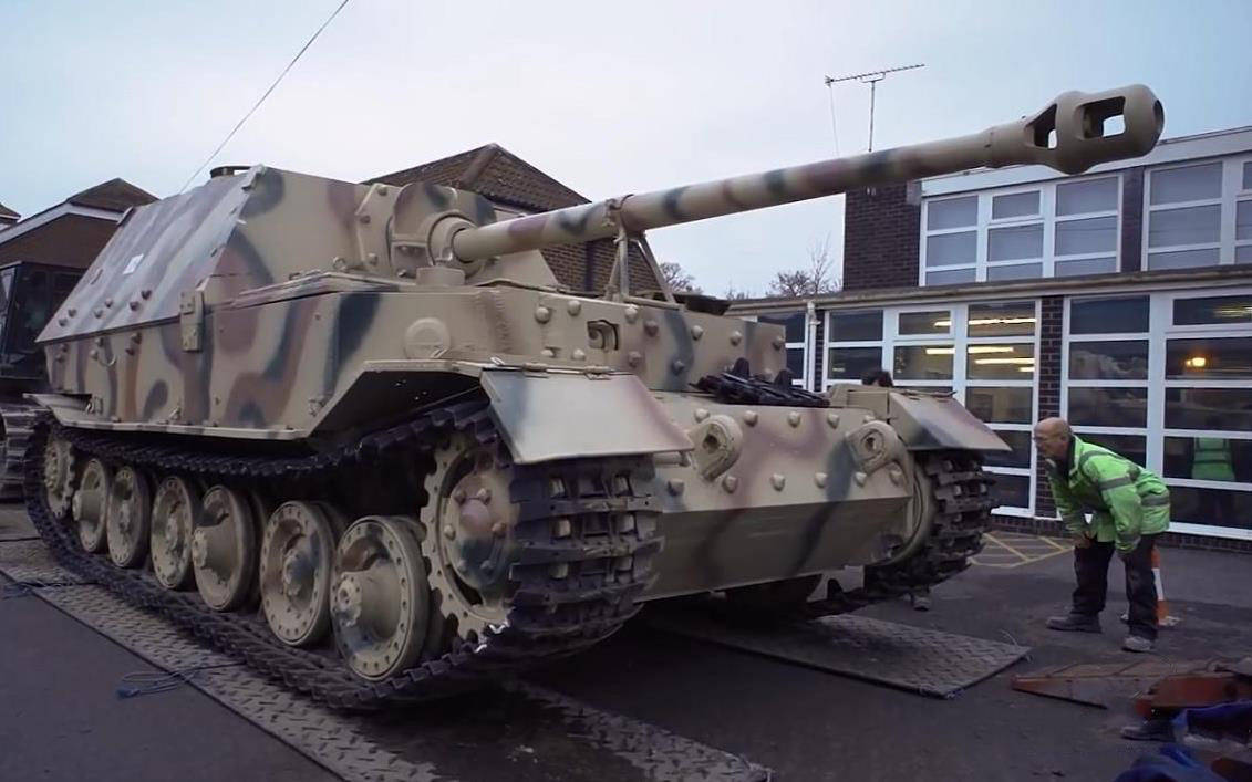 年进行研发,1943年开始装备,它基于早期虎式p型坦克的底盘改进而来