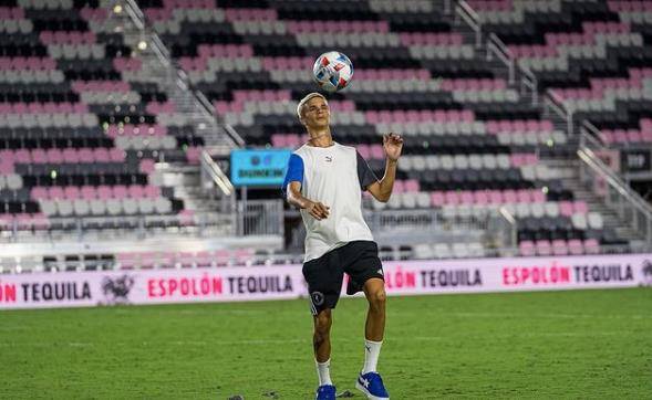 罗密欧 贝克汉姆的男神儿子过19岁生日！眼尾布满鱼尾纹，嘻哈风穿搭很潮