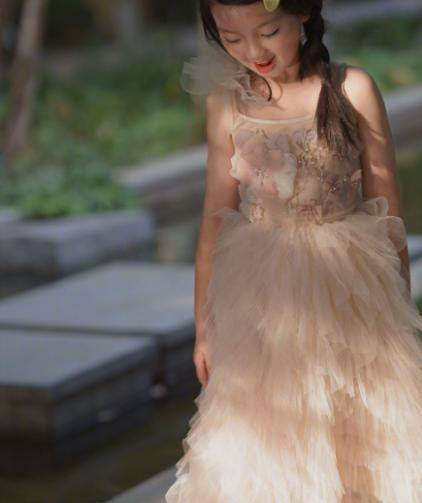 很漂亮|有种“整容式”长大叫阿拉蕾，从软萌可爱到精致面孔，美成小仙女