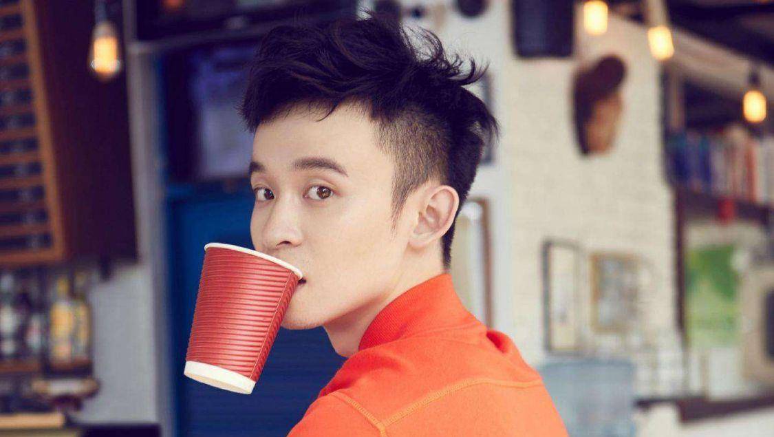 佼佼者|星二代中的佼佼者，20岁成影帝，24岁结婚生女，旗下有11家公司