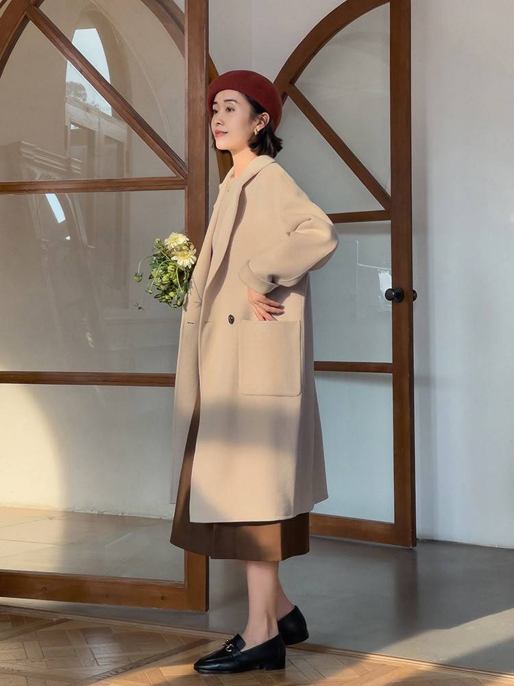 毛衣 穿大衣时,里面穿什么更讲究?“毛衣+半身裙”才是yyds,好优雅