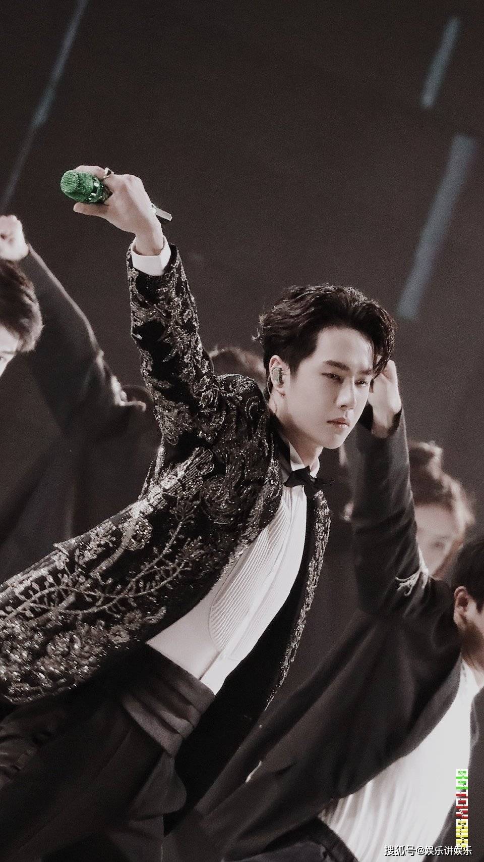 原创王一博廿全球首秀就位迎着光舞台上的他熠熠闪光