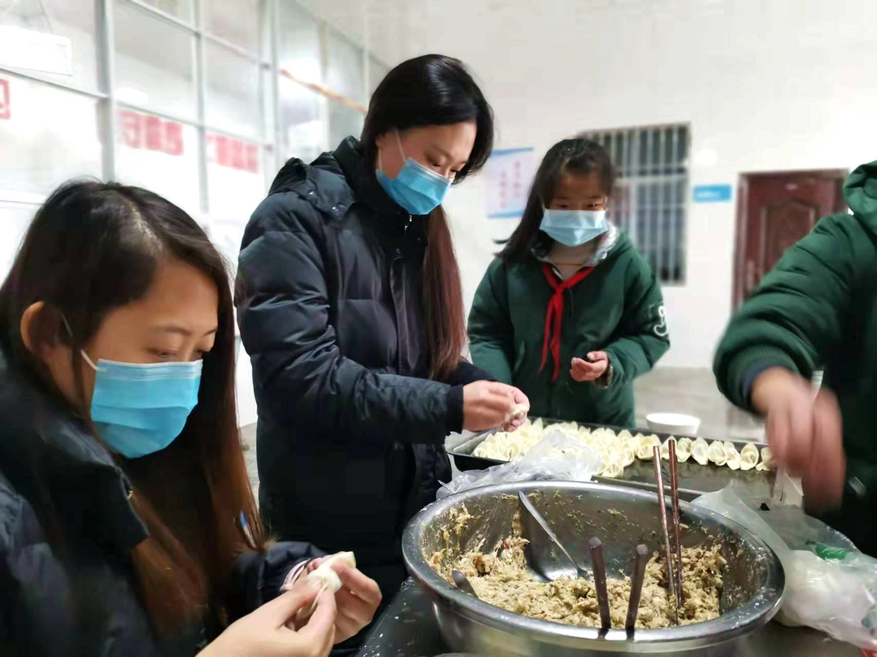 分享新生活，喜迎元旦，广元一学校师生一起包饺子，其乐融融！