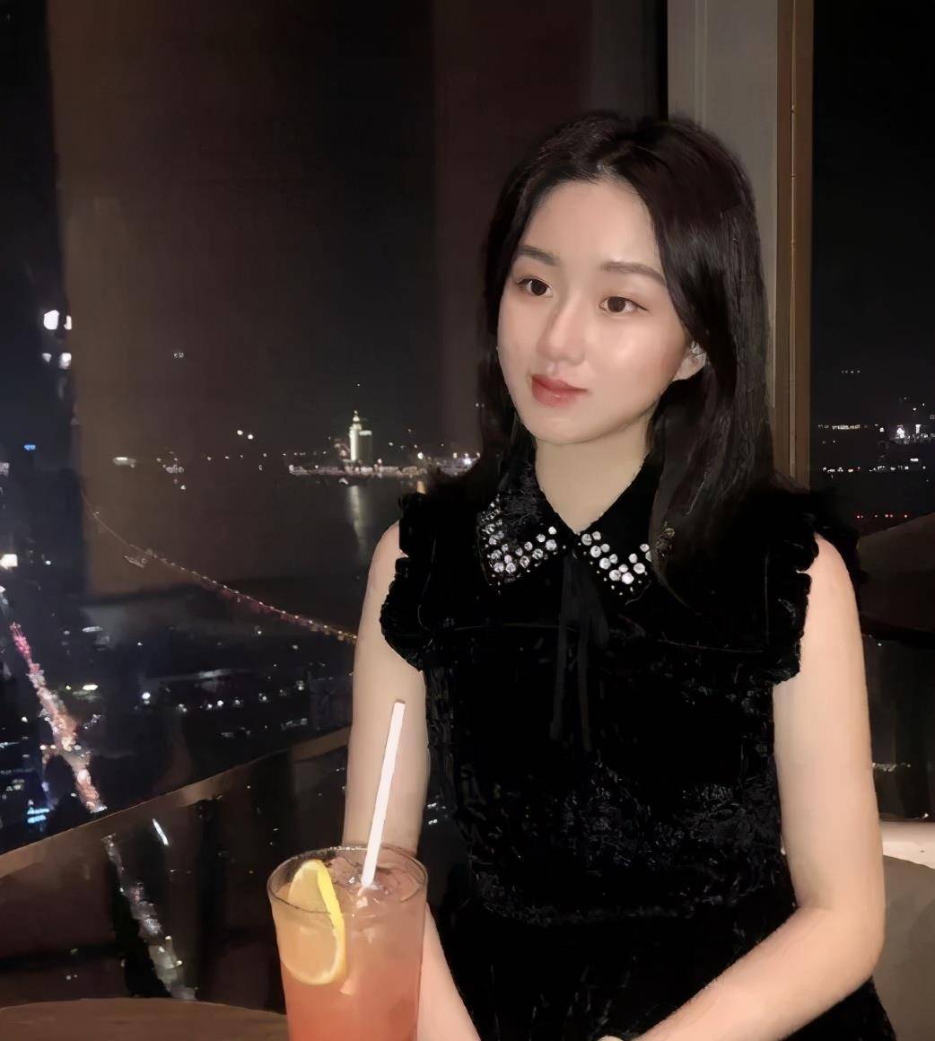 因为妻子李雪是圈外人,所以孟非一直把她保护的很好,很少让她出现在