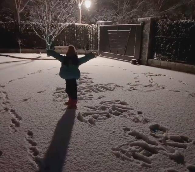 雪地|聂远老婆秦子越带女儿玩雪，6岁天天雪中踩爱心表白爸妈：我爱你
