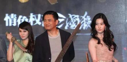 活动伊能静一袭薄荷绿缎面裙出席活动，竟不输刘亦菲，真的是保养达人