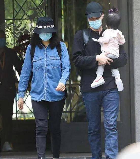 直播间高圆圆罕见现身汪涵直播间，眼角细纹“难抵岁月消磨”，尽显老态