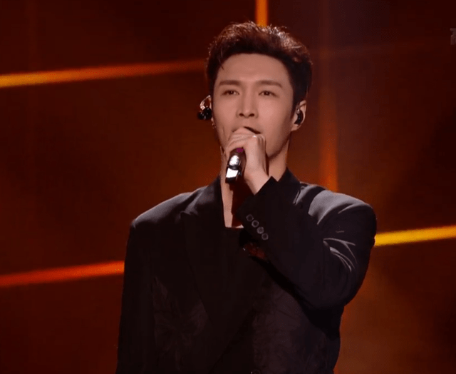 龚俊 跨年晚会男星造型：龚俊酷似费翔，王一博贵公子，蔡徐坤气场全开