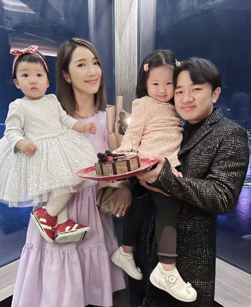 王祖蓝晒全家福为俩女儿庆生1岁妹妹很高冷3岁姐姐镜头感十足