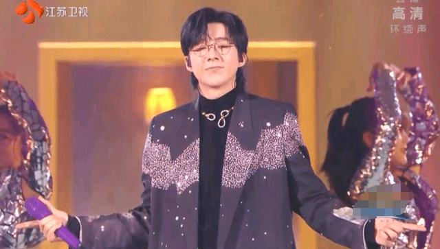 龚俊 跨年晚会男星造型：龚俊酷似费翔，王一博贵公子，蔡徐坤气场全开