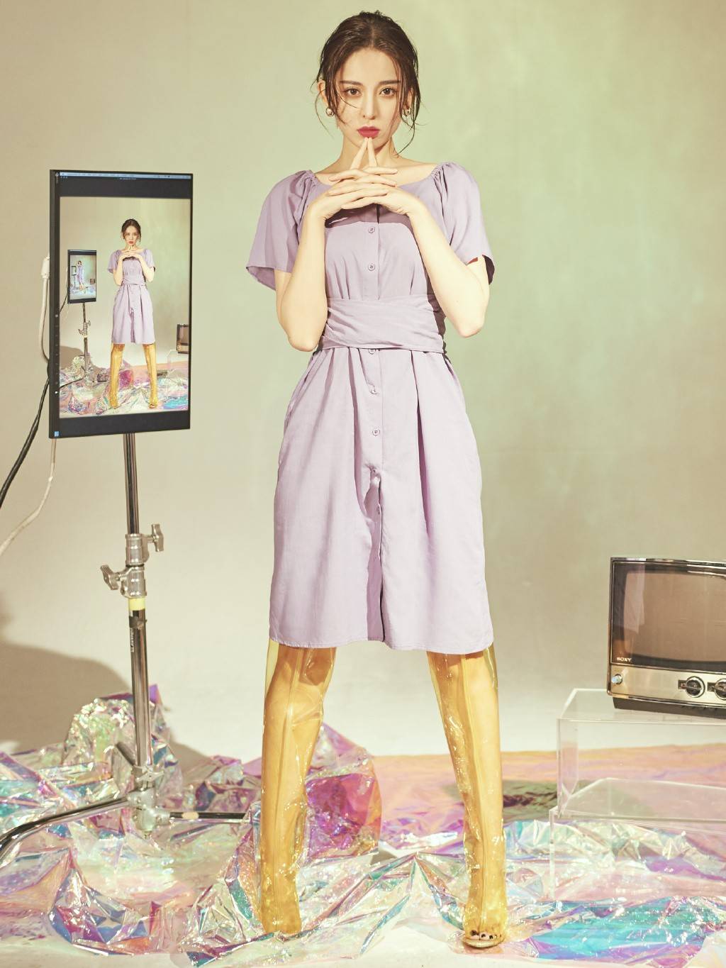 原创古力娜扎穿收腰连衣裙秀身材却被透明雨靴抢镜网友脚趾露了