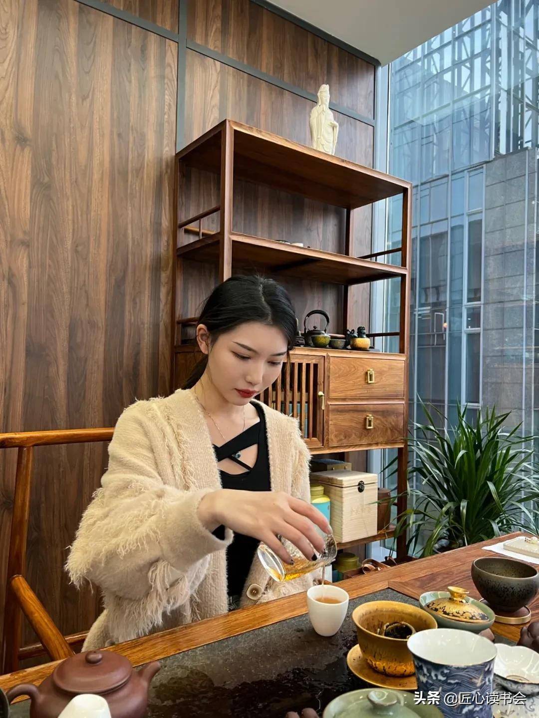 邻水封面女神专访:做过模特助理单身小姐姐,刚辞茶艺师的工作_谭洁