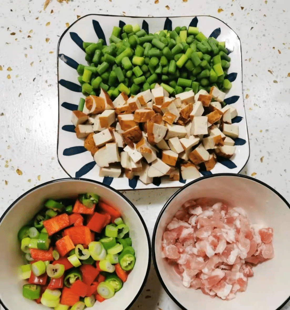 做法|香辣蒜苔炒豆干：做法与步骤，冬天蒜苔非常鲜嫩，闻起来很香