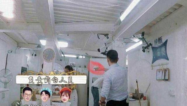 因为|《中餐厅》黄晓明给大家喂西瓜，谁注意到他的手了？