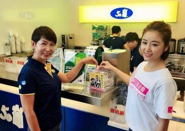发型林心如剪短发不好看？扎半丸子头美了不止一点点，选对发型很关键