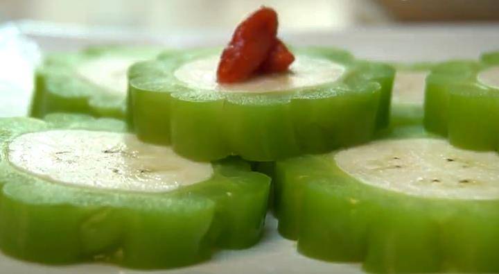 做法|苦瓜别再炒了,加点香蕉和此物,苦中带甜,既能做凉菜又能做零食