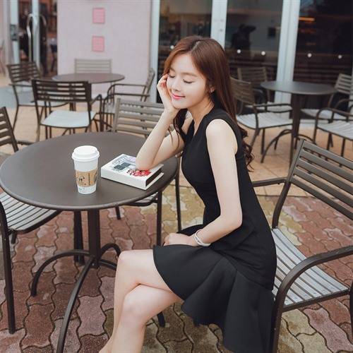 整体 加上一双黑色的高跟鞋,就是典型的高跟鞋,整体看起来非常的职业化