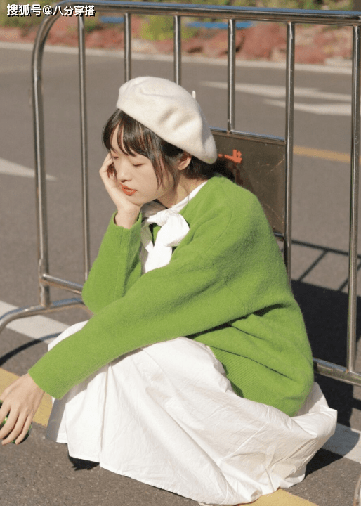 配饰 冬天毛衣怎么穿才洋气?多穿这几种颜色,时髦百搭又温柔